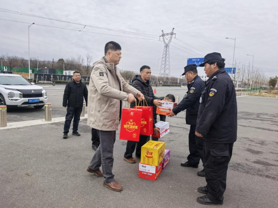 除夕慰问暖人心 坚守岗位护平安